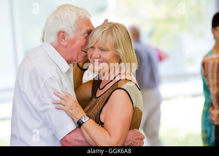 Un couple de personnes âgées danser heureux ensemble à la danse de l'après-midi dans la Wandelhalle Bad Wildungen, Bad Wildungen, Hesse, Allemand Banque D'Images