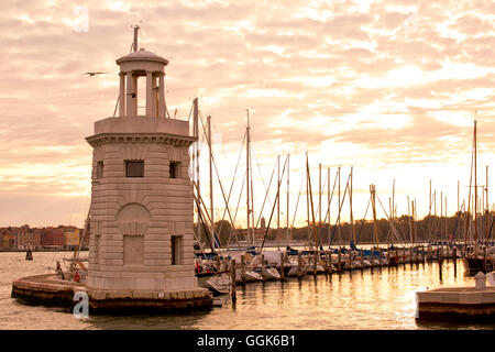 Petit phare à l'entrée de la marina, sur l'Isola di San Giorgo Maggiore island le long de Bacino di San Marco au lever du soleil, Veni Banque D'Images