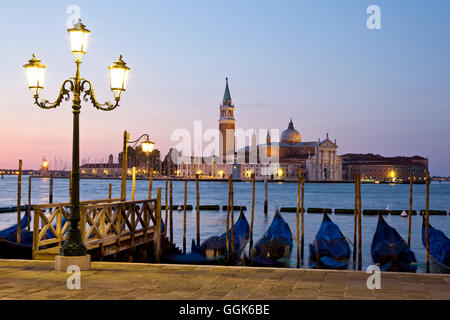 Gondoles le long bassin de San Marco et vue de l'Isola di San Maggiore island avec Chiesa di San Maggiore à l'aube, Venise, Banque D'Images