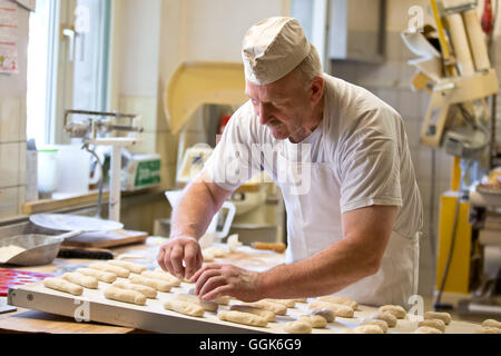 Erwin Baker Oehl décisions petits pains dans sa boulangerie, Frankenau, Hesse, Germany, Europe Banque D'Images
