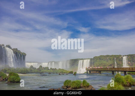 IGUAZU, BRÉSIL - 14 MAI 2016 : belle vue sur le pont sur la rivière Iguazu situé à proximité de la cascade Banque D'Images