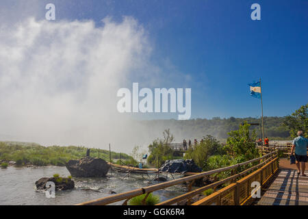 IGUAZU, ARGENTINE - le 14 mai 2016 : argentinas drapeaux en haut des chutes d'eau, brouillard provocated à cause de chutes d'eau et ciel bleu en arrière-plan Banque D'Images