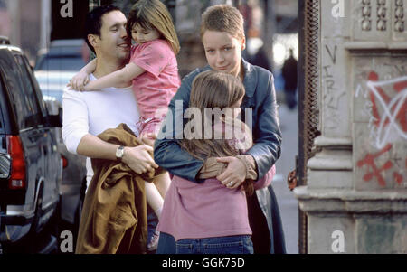 En Amérique / UK/IR 2002 / Jim Sheridan Johnny (PADDY CONSIDINE), Sarah (SAMANTHA MORTON), Ariel (EMMA BOLGER) und Christy (Sarah Bolger) Régie : Jim Sheridan Banque D'Images