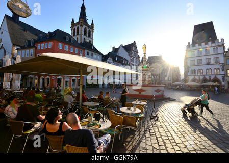 Café sur la place du marché à Trèves sur la Moselle, Rhénanie-Palatinat, Allemagne Banque D'Images