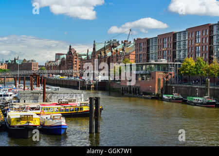 Les navires en port intérieur avec d'anciens et de bâtiments modernes de l'ancien quartier d'entrepôts, entrepôts, Speicherstadt, Hambourg, Ge Banque D'Images