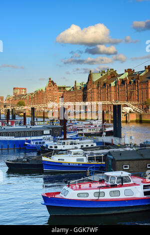 Les navires en port intérieur avec d'anciens et de bâtiments modernes de l'ancien quartier d'entrepôts, entrepôts, Speicherstadt, Hambourg, Ge Banque D'Images