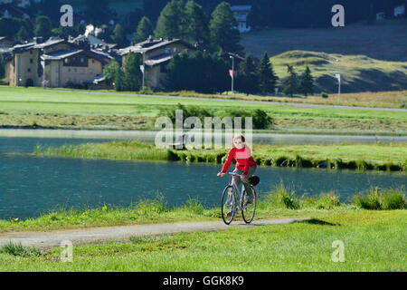 Woman Lake Champfer, silvaplana, Haute Engadine, Canton des Grisons, Suisse Banque D'Images