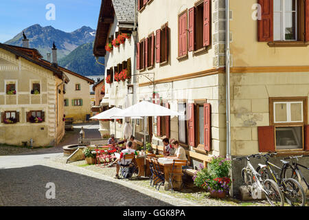 Les clients dans un café de la chaussée, Guarda, Basse Engadine, Canton des Grisons, Suisse Banque D'Images