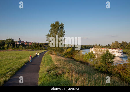 Les hommes sur le chemin le long de la rivière principale avec river cruise ship River Cloud II (Sea Cloud Cruises), Salzgitter, près de Kitzingen, F Banque D'Images