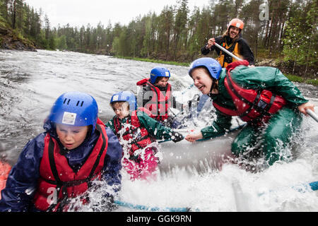 Rafting sur la rivière Kitkajoki, Parc National d'Oulanka, Ostrobotnie du Nord, en Finlande Banque D'Images