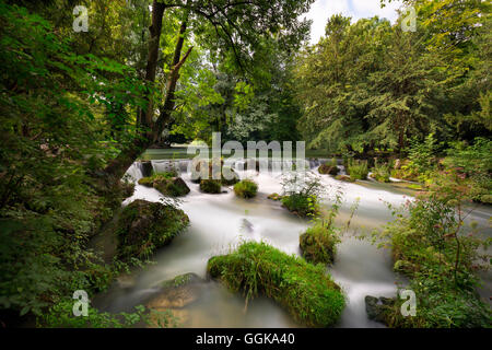 Chute d'Eisbach dans le jardin anglais, Munich, Haute-Bavière, Bavière, Allemagne Banque D'Images