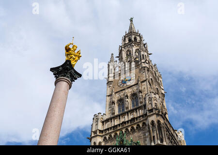La place Marienplatz avec Marien colonne, la colonne et l'Hôtel de Ville Tour, Munich, Haute-Bavière, Bavière, Allemagne Banque D'Images
