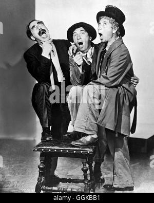 DIE MARX BROTHERS IN DER OPER / A Night at the Opera USA 1935 / Sam Wood Voir mit Groucho, Chico et Harpo Marx Brothers (DIE beim Singen). Regie : Sam Wood aka. A Night at the Opera Banque D'Images