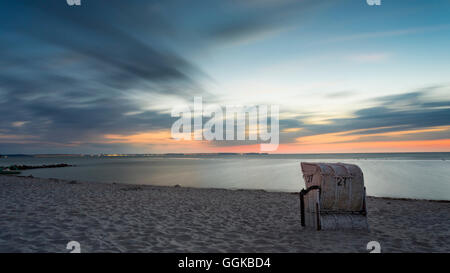 Chaise de plage sur la plage au coucher du soleil, Stein Laboe, Kiel, mer Baltique, Friedrichsort, Kiel, Schleswig-Holstein, Allemagne Banque D'Images