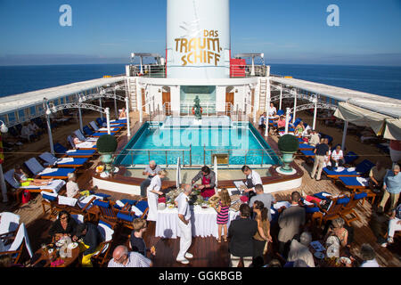 Les huîtres d'être servi pendant une fête sur la terrasse de la piscine du bateau de croisière MS Deutschland (Peter Deilmann Reederei) Oce, Atlantique Banque D'Images