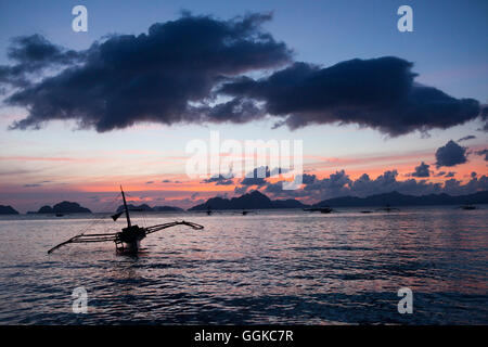 Coucher du soleil sur la plage à El Nido dans l'archipel Bacuit, l'île de Palawan, au sud de la mer de Chine, Philippines, Asie Banque D'Images