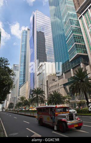 Transports publics phillipine typique Jeepney, Ayala Avenue dans la ville de Makati, le quartier financier et d'affaires dans le centre oft Banque D'Images