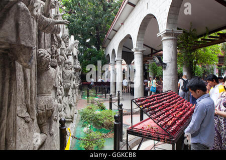 Les chrétiens catholiques dans l'église Basilique del Santo Nino à Cebu City, île de Cebu, Philippines, Asie, Visayas-Islands Banque D'Images