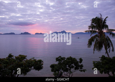 Coucher du soleil dans l'archipel Bacuit près de El Nido, Palawan, l'île de mer de Chine du Sud, Philippines, Asie Banque D'Images