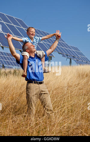 Parc solaire en été, l'homme portant son fils sur ses épaules et sont enchantés par le soleil, Lieschensruh, Bad Nauheim, Hesse, Allemagne, Banque D'Images