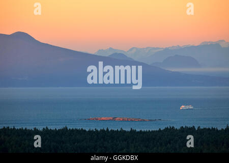 British Columbia Ferry sur la route à Nanaimo dans le détroit de Géorgie au coucher du soleil-Nanaimo en Colombie-Britannique, Canada. Banque D'Images