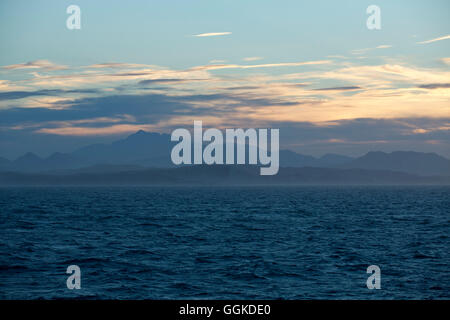 Avis de côtes avec Cape Campbell phare au crépuscule, près de Blenheim, Marlborough, île du Sud, Nouvelle-Zélande Banque D'Images