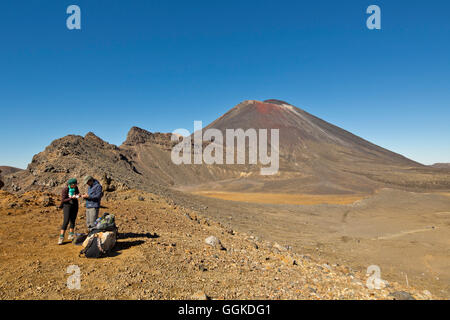 Deux randonneurs à le fond plat de l'Afrique du cratère du volcan actif Mont Ngauruhoe, un des grands horizons, Nouvelle-Zélande Banque D'Images