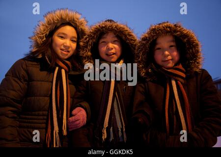 Ecolières dans Qaanaaq, le nord-ouest du Groenland, Greenland Banque D'Images