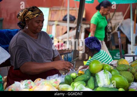 Vendeuse de fruits sur le marché à Castries, Sainte-Lucie, Antilles néerlandaises sous le vent, Petites Antilles, mer des Caraïbes Banque D'Images