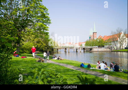 Pelouse sur river Obertrave avec vue sur la ville historique, Lubeck, Schleswig-Holstein, Allemagne Banque D'Images