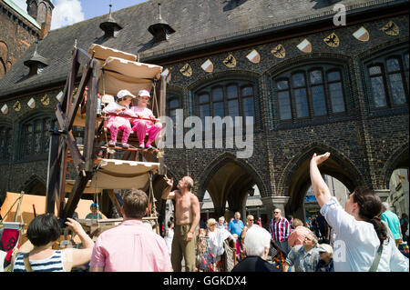 Grande roue en bois, Renaissance fair à market place, Lubeck, Schleswig-Holstein, Allemagne Banque D'Images