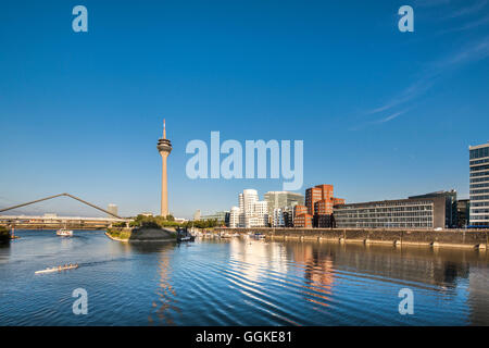 Les bâtiments de Frank Gehry et tour de la télévision, Neuer Zollhof, port des Médias, Düsseldorf, Rhénanie du Nord-Westphalie, Allemagne Banque D'Images