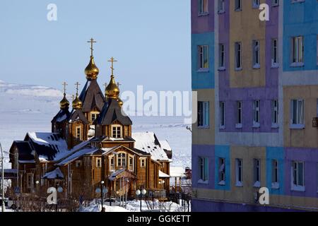 Cathédrale orthodoxe de la Sainte Trinité de couleur à côté d'un appartement, une chambre d'Anadyr, de l'Armée de Sibérie, Russie Banque D'Images