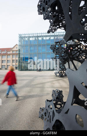 La sculpture, le matin et ligne ZKM, Zentrum für Kunst und Medientechnologie, Karlsruhe, Bade-Wurtemberg, Allemagne Banque D'Images