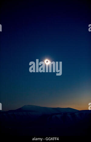 Montagnes de neige au cours de l'éclipse solaire totale de Spitzberg, Svalbard, Norvège Banque D'Images