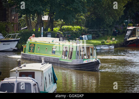 GARSTANG Lancashire MARINA MOORINGS canal CANAL LANCASTER British Waterways banques mored bateaux près de soleil lumineux météo cop Banque D'Images