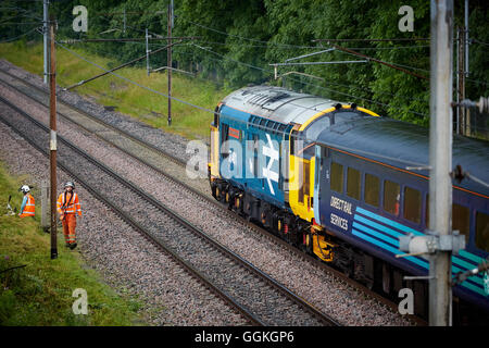 West Coast Main Line Diesel train local de passagers en direction de la voie de chemin de fer Preston rails travailleurs ail voie m Banque D'Images