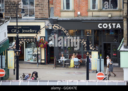 Des boutiques de la rue Cambridge Harrogate principal centre commercial de la rue piétonnière animée ville costa Banque D'Images