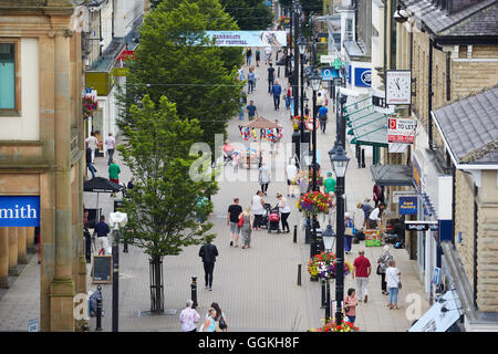 Des boutiques de la rue Cambridge centre commercial principal Harrogate town street gens occupés foules nombreuses communautés communautaire bondé beaucoup ma Banque D'Images