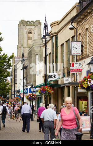 Des boutiques de la rue Cambridge centre commercial principal Harrogate town street gens occupés foules nombreuses communautés communautaire bondé beaucoup ma Banque D'Images