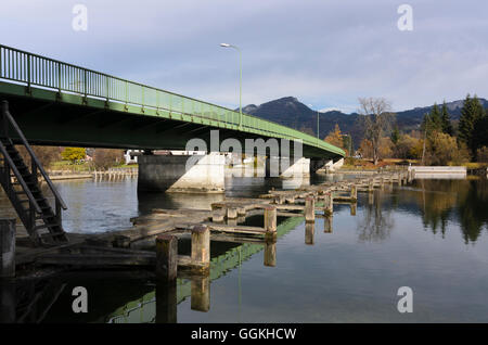 Bad Goisern am Hallstättersee : Weir historique sur la rivière Traun à Steeg sur le pont routier, l'Autriche, Niederösterreich, Upper Aust Banque D'Images