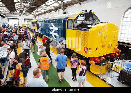 Journée portes ouvertes de la locomotive Trainspotters crewe le transport ferroviaire les photographes amateurs railroad UK class 37 logo BR animations en journée Banque D'Images