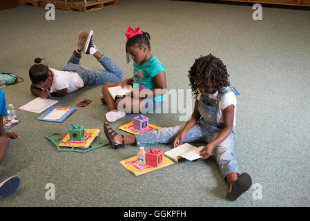 Enfants écoutent de conteur à un atelier d'une journée pour les parents, les enseignants et les administrateurs d'apprenants de l'anglais (ELL). Banque D'Images