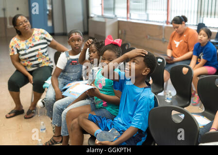 Les enfants et les parents à écouter conteur à Colorin Colorado, un programme d'été pour les personnes apprenant l'anglais dans la région de Austin TX Banque D'Images