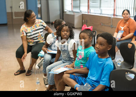 Les enfants et les parents à écouter conteur à Colorin Colorado, un programme d'été pour les personnes apprenant l'anglais dans la région de Austin TX Banque D'Images