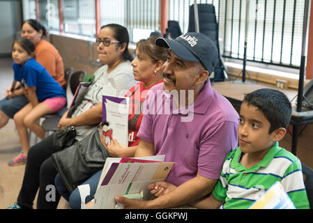 Les enfants et les parents à écouter conteur à Colorin Colorado, un programme d'été pour les personnes apprenant l'anglais dans la région de Austin TX Banque D'Images