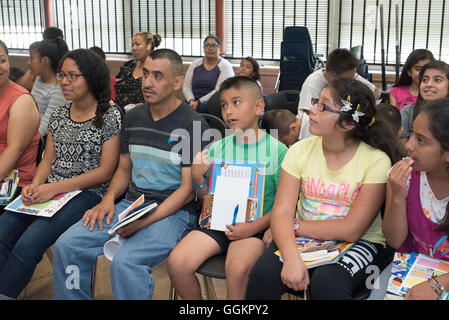 Les enfants et les parents à écouter conteur à Colorin Colorado, un programme d'été pour les personnes apprenant l'anglais dans la région de Austin TX Banque D'Images