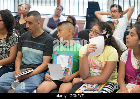 Les enfants et les parents à écouter conteur à Colorin Colorado, un programme d'été pour les personnes apprenant l'anglais dans la région de Austin TX Banque D'Images