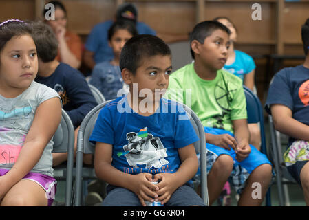 Les enfants et les parents à écouter conteur à Colorin Colorado, un programme d'été pour les personnes apprenant l'anglais dans la région de Austin TX Banque D'Images