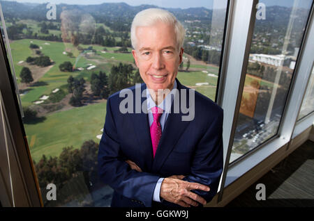 Le gouverneur de la Californie Gray Davis pose pour un portrait dans son bureau à Loeb & Loeb à Century City, Los Angeles le 17 mai 2016 Banque D'Images